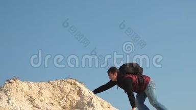 三个登山者在白色的岩石上一个接一个地爬。 商界人士的团队合作。 3.游客互相帮助